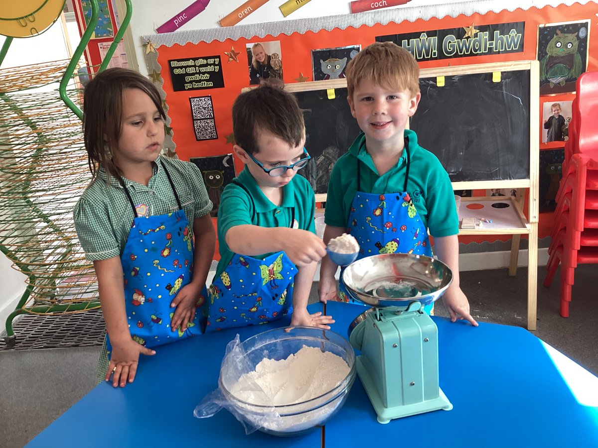 ysgol_y_dderi's tweet image. Profiadau hyfryd o ddysgu yn yr awyr agored i blant y Derbyn.  Pawb yn prysur yn hel mwyar duon ac yna gwneud crymbl mwyar bendigedg! Blasus iawn! 🍇👩‍🍳#dysguamnatur #lles @HarmonyOrgUK @_OLW_