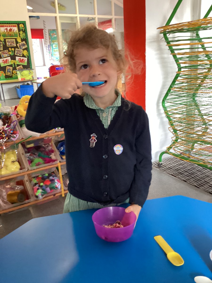 ysgol_y_dderi's tweet image. Profiadau hyfryd o ddysgu yn yr awyr agored i blant y Derbyn.  Pawb yn prysur yn hel mwyar duon ac yna gwneud crymbl mwyar bendigedg! Blasus iawn! 🍇👩‍🍳#dysguamnatur #lles @HarmonyOrgUK @_OLW_