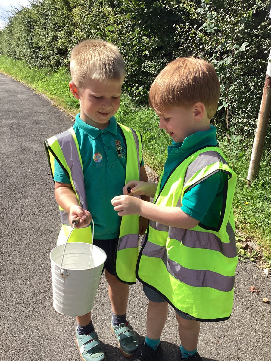 ysgol_y_dderi's tweet image. Profiadau hyfryd o ddysgu yn yr awyr agored i blant y Derbyn.  Pawb yn prysur yn hel mwyar duon ac yna gwneud crymbl mwyar bendigedg! Blasus iawn! 🍇👩‍🍳#dysguamnatur #lles @HarmonyOrgUK @_OLW_