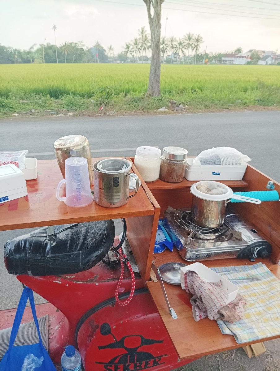 IwankusumaNdut's tweet photo. Dikesenjaannya Mbah burawi menganggap pokok empak gik aben cung, keren Mbah jek klopaen bahagia
#vekok
#meluasmembumi
#gass https://t.co/NOOj6d1Boj