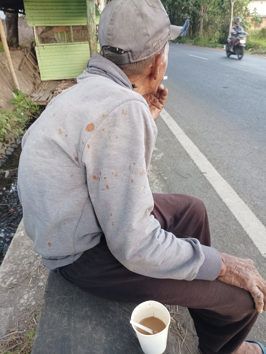 IwankusumaNdut's tweet photo. Dikesenjaannya Mbah burawi menganggap pokok empak gik aben cung, keren Mbah jek klopaen bahagia
#vekok
#meluasmembumi
#gass https://t.co/NOOj6d1Boj
