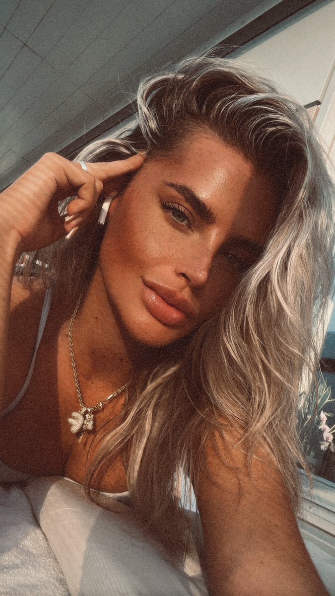 FernEdwards's tweet image. Chasing the sun always 🛩️