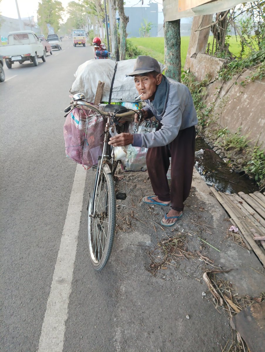 IwankusumaNdut's tweet photo. Dikesenjaannya Mbah burawi menganggap pokok empak gik aben cung, keren Mbah jek klopaen bahagia
#vekok
#meluasmembumi
#gass https://t.co/NOOj6d1Boj