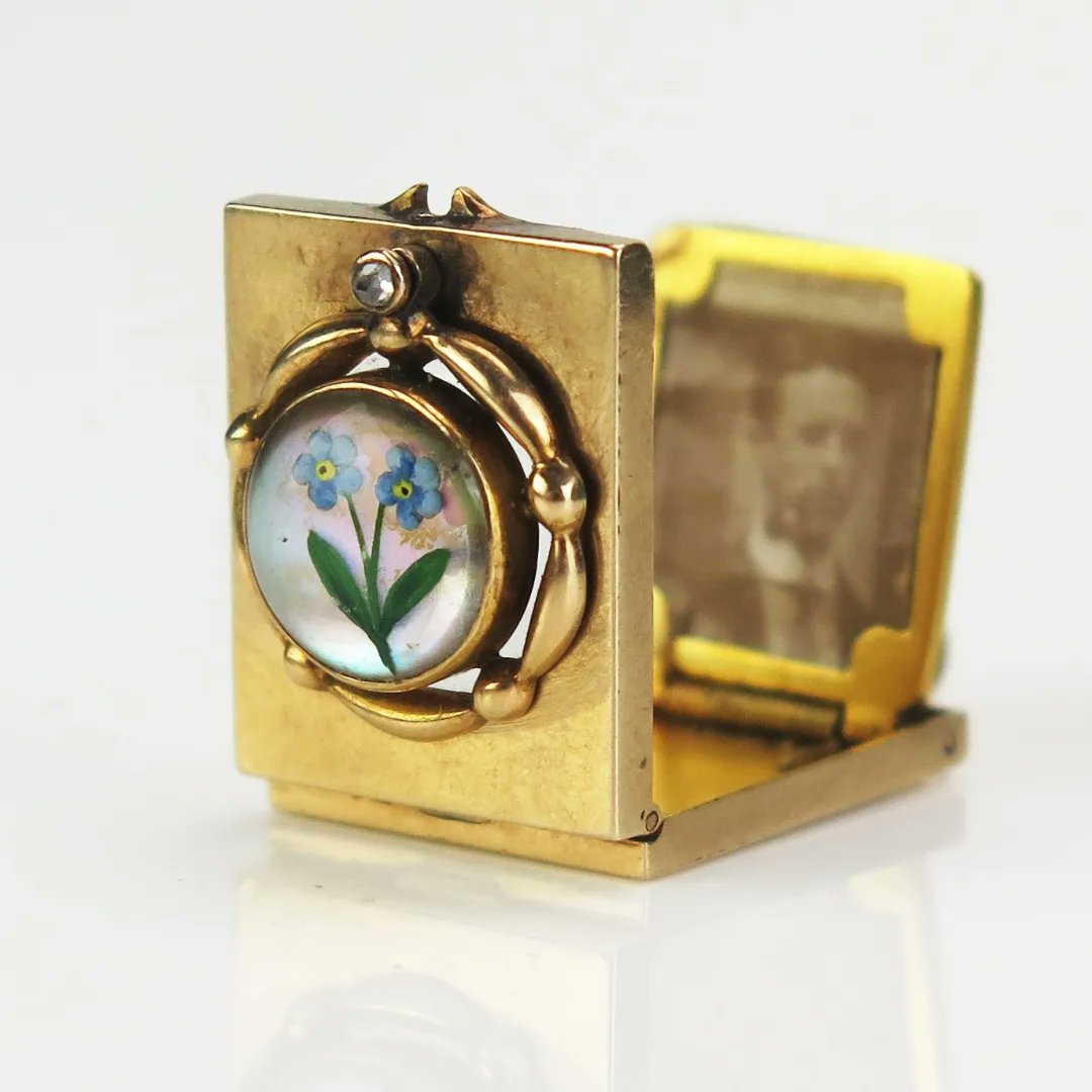 info_piers's tweet photo. Piers' favourite lot in our upcoming September 18th/19th sale is this Antique Forget-Me-Not Crystal Metamorphic Pendant Locket set with a rose cut diamond, in a precious yellow metal setting, the crystal swivelling to reveal an aperture

Link to lot: https://t.co/BfWFXfjKCr https://t.co/n2KVCLMq3W