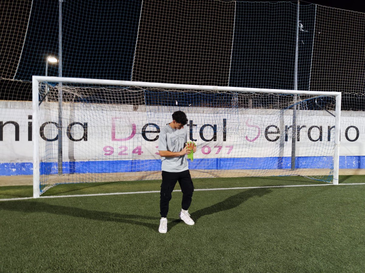 CD_DonAlvaro's tweet photo. El domingo nuestro ex portero @dani_ps01 nos trajo un regalo👏🏻
🧤 Los guantes con los que jugó el último partido en Olivenza con los  que se consiguió la permanencia un año más💪🏻
Muchos gracias por el detalle @dani_ps01 y mucha suerte en la temporada.
Aquí siempre tendrás amigos https://t.co/IUmb6NkzHZ