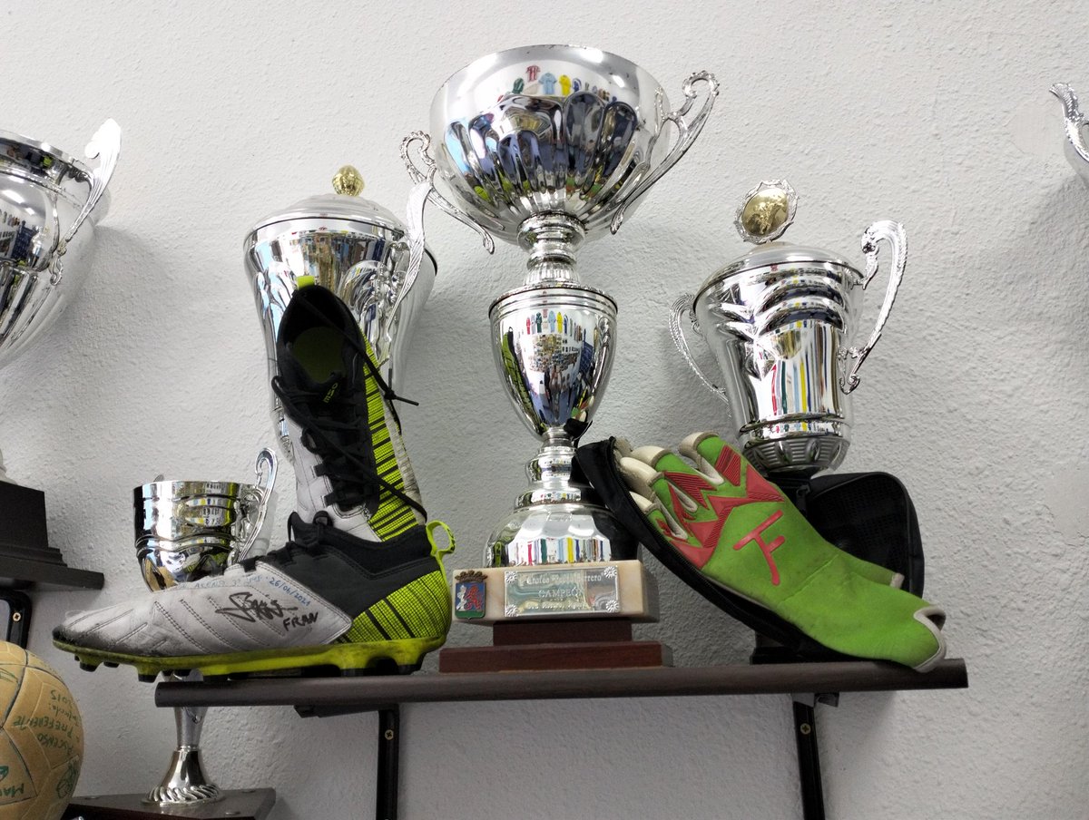 El domingo nuestro ex portero <a href="/dani_ps01/">Daniel Parejo Solano</a> nos trajo un regalo👏🏻
🧤 Los guantes con los que jugó el último partido en Olivenza con los  que se consiguió la permanencia un año más💪🏻
Muchos gracias por el detalle <a href="/dani_ps01/">Daniel Parejo Solano</a> y mucha suerte en la temporada.
Aquí siempre tendrás amigos