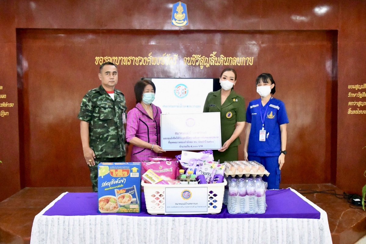 2idpr's tweet photo. "เพราะเรา คือ ครอบครัวเดียวกัน”
เมื่อวันที่ 15 ก.ย.66 ประธานสมาคมแม่บ้านทหารบก สาขา ร.12 พัน.1 รอ. เข้าพบปะเยี่ยมให้กำลังใจครอบครัวกำลังพล พร้อมทั้งมอบเครื่องอุปโภคบริโภค และมอบทุนยังชีพให้กับบุตรที่มีความต้องการพิเศษและคู่สมรสที่ทุพพลภาพของกำลังพล รายละ 5,000 บาท จำนวน 3 ราย https://t.co/0DPwQ5QE43