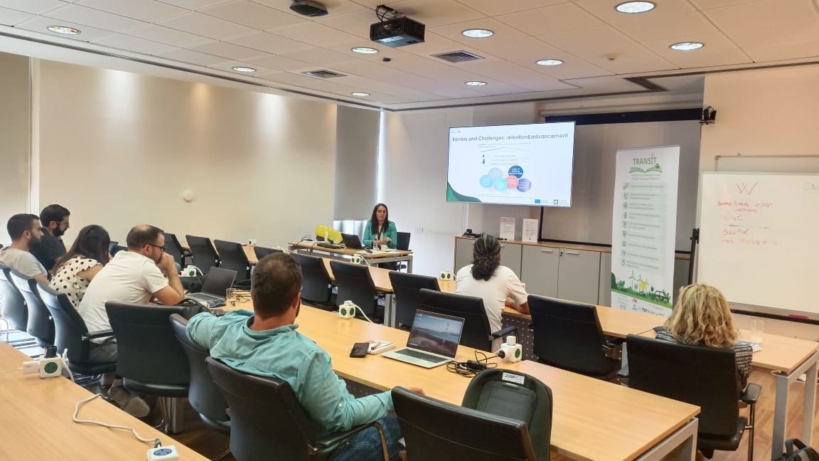 transitproject_'s tweet photo. 🗣 Mrs Aneta Petrovska-Rusomaroski, from @evnergy, introduced "Social and Gender Aspects in Renewable Energy Systems" during the last presentation yesterday. It was an excellent open talk where the attendees could express their thoughts! 👫
#TRANSITtraining https://t.co/9hup8ppwle