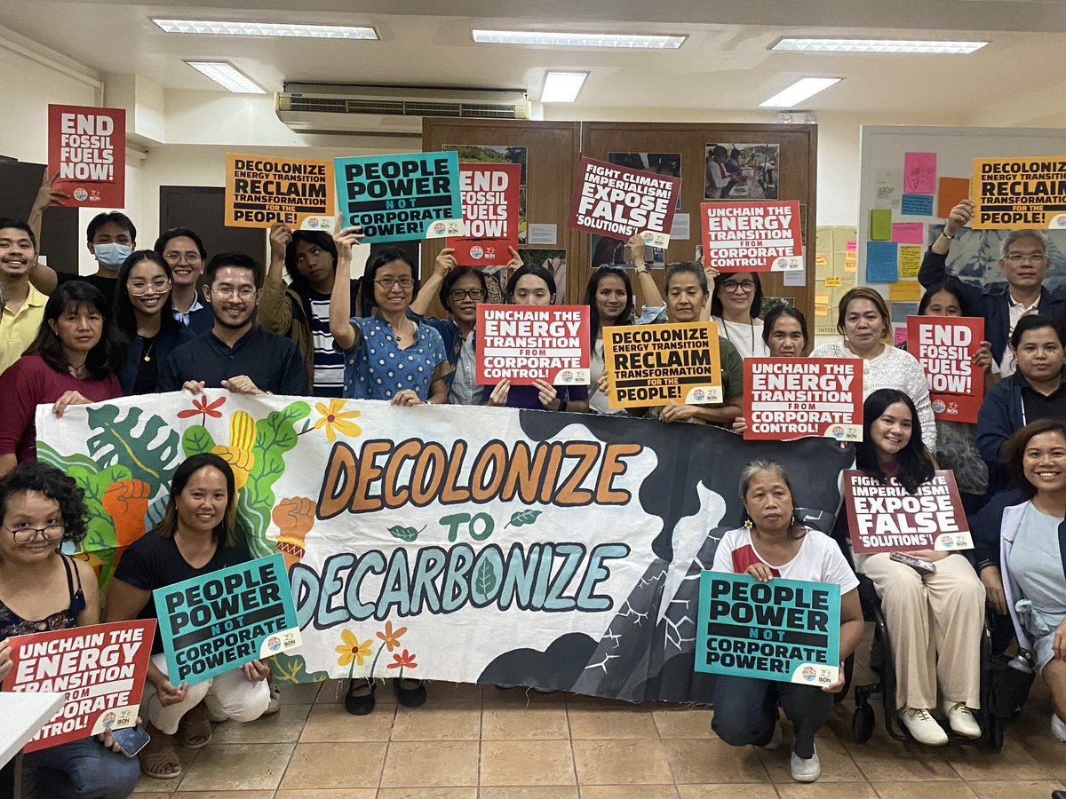 IBONIntlClimate's tweet photo. LOOK: IBON International, along with its allied organisations, networks, and movements, pose to stand in solidarity in today’s climate strike, demanding an end to fossil fuels.📣🛢️

#EndFossilFuels
#FastFairForever
#Decarbonize2Decarbonize https://t.co/4EgUjxlsh2