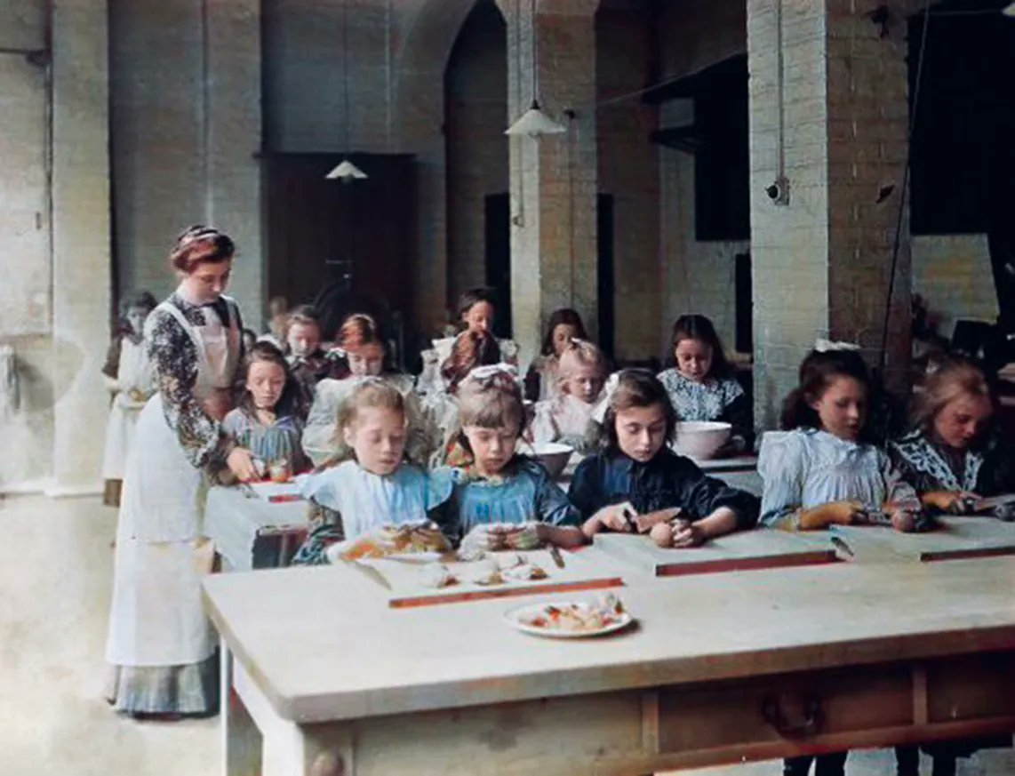 englandincolour's tweet image. Cooking lessons for school girls in the early 1900s. #schoollife #edwardian #cookinglesson #1900s