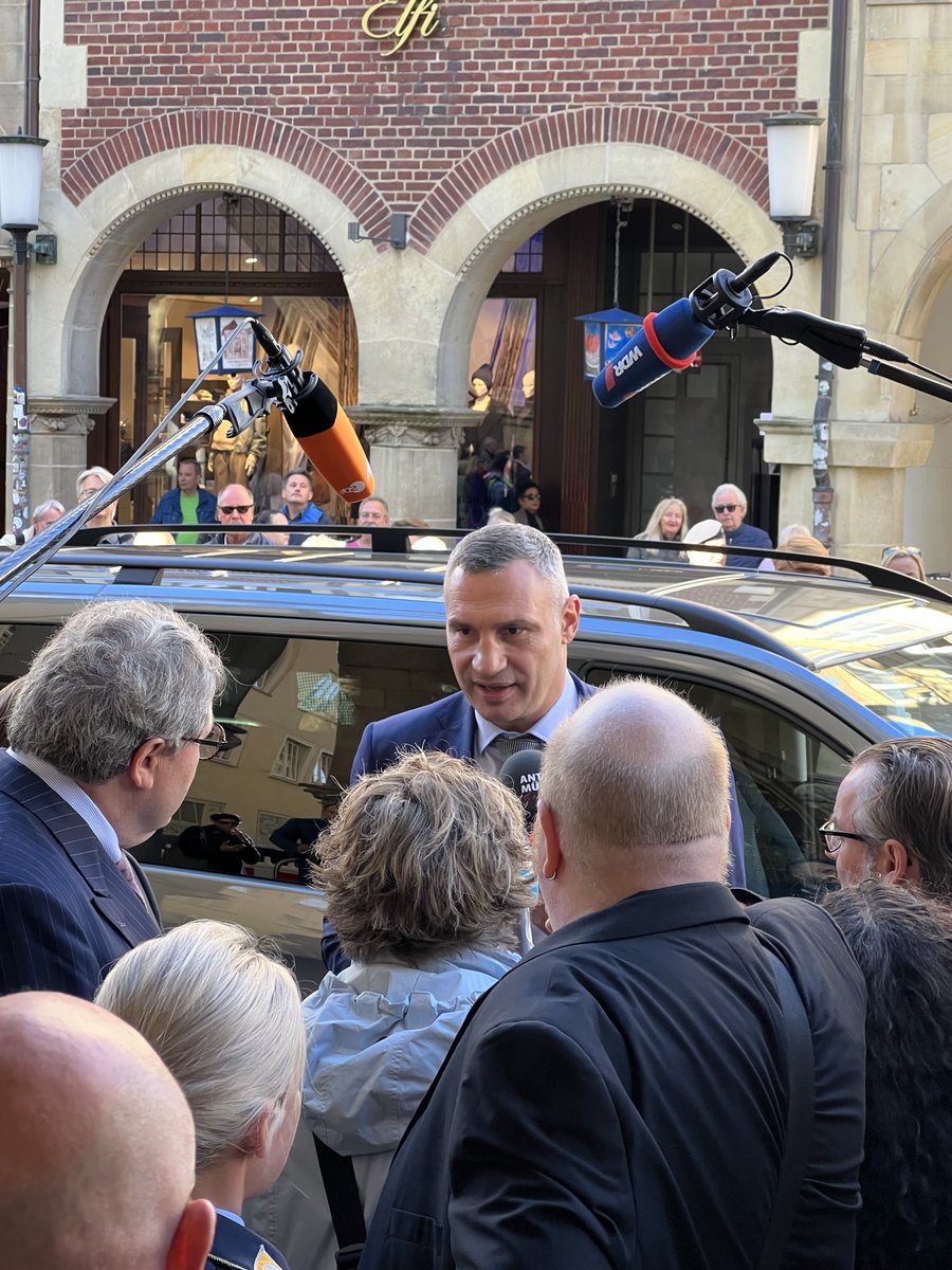 Grosses #medieninteresse bei der Ankunft der #hochkarätigen Gäste. #vitali #klitschko beim Zugang ins #rathaus #münster . Später dann gab es #riesenapplaus für ihn beim Betreten des Saals. #westphalianpeaceconference #abrahamaccordsinstitut #westfaelischerfrieden #vitaliklitschko