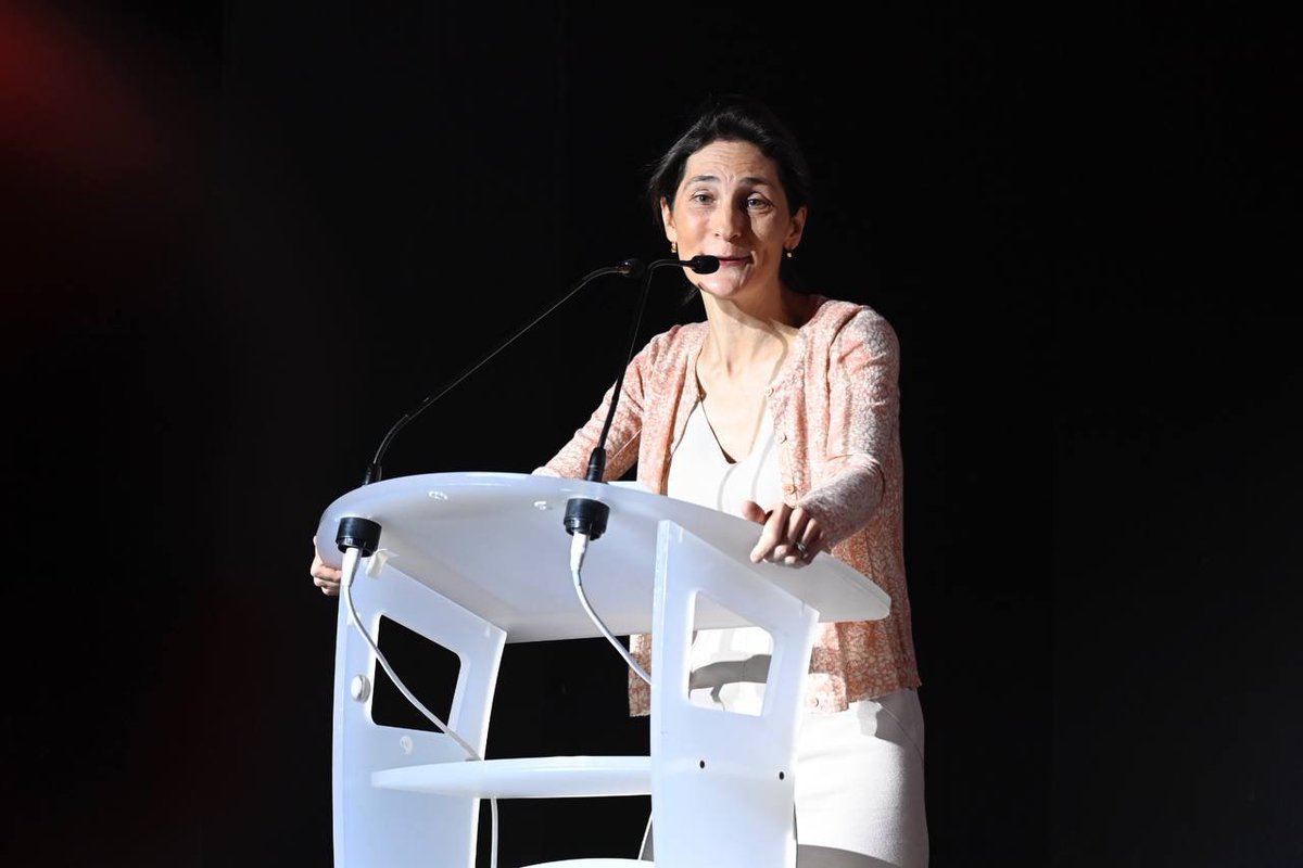 AOC1978's tweet photo. Derrière l’organisation de @Paris2024, il y a une formidable mobilisation des agents de l’État en Île-de-France.
Celles et ceux de la #DRIEETS que je suis venue saluer ce matin travaillent au quotidien sur de nombreux aspects de la préparation des Jeux : sécurité des chantiers, formation et recrutement des agents de sécurité privée, conditions transparentes et loyales d’accueil des touristes et visiteurs, mobilisation et accompagnement des entreprises de l’économie sociale et solidaire, accès des TPE-PME aux marchés des Jeux, insertion durable des publics éloignés de l’emploi...
Merci aux près de 1 200 agents pour leur action en faveur de Jeux responsables, inclusifs et solidaires 🇫🇷