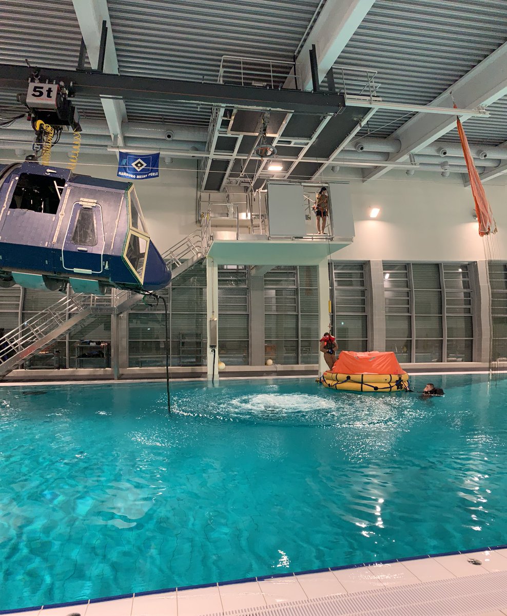 #Sicherheit in der Handhabung der #Rettungssystem|e erhöht die Überlebenschance im #Notfall! Deshalb trainieren wir jährlich an der #Marineoperationsschule unser #SeaSurvival! Danke für das professionelle Training! #Marineflieger #MFG3 #MFG5