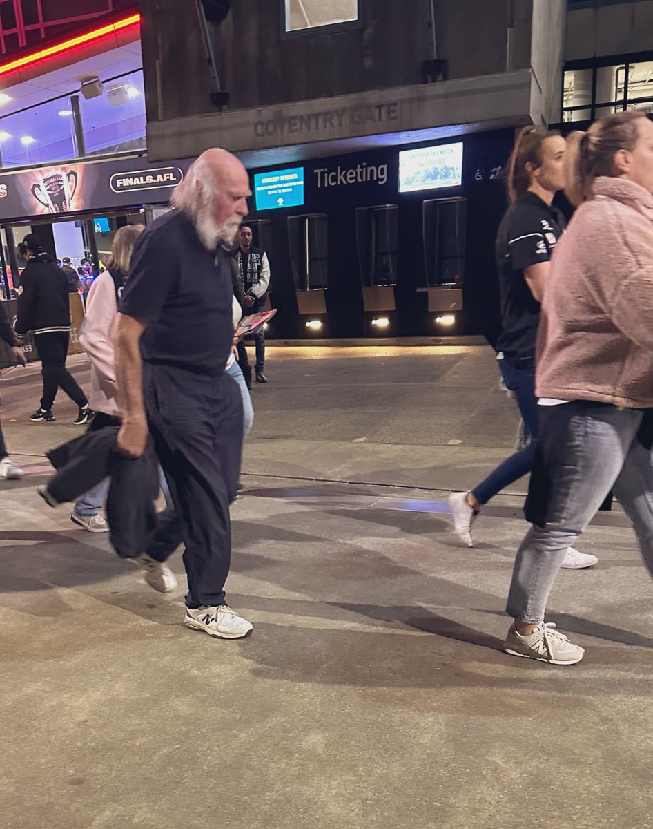 Have a feeling this legend I saw while outside the MCG might know what it’s like at a massive final featuring the mighty <a href="/CarltonFC/">Carlton FC</a> #baggers