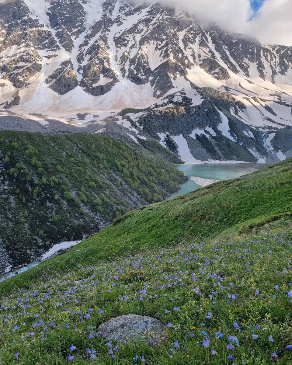 RusEmbTurkey's tweet photo. 🌅 Günaydın, Türkiye!
⛰️ #Cheget Dağı'nın zirvesinde, #Kabardey-Balkar Cumhuriyeti, #Rusya
📷 Yuliya Kalinicheva
#Rusyadagezilecekyerler #Rusyayıtanıyalım https://t.co/p1H41aIn1Q