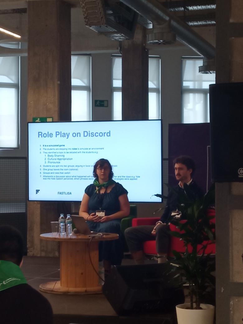 xarxavalors_sc's tweet photo. @DanideTorres @PRO_Arbeit Bettina Vonderheid de Pro Arbeit i Jan Fillies
de INFAI comencen la ponència per presentar l'eina ECHO & Dashboard per detectar discursos d'odi a les xarxes #FASTLISA https://t.co/e1qEZvTg4G