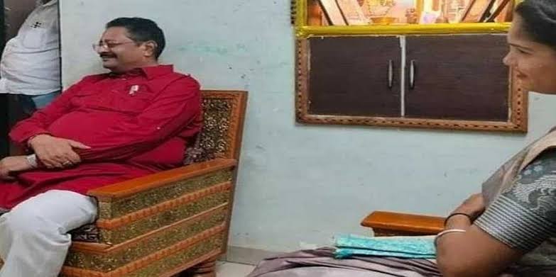 lingadruva's tweet photo. ಚೈನ್ ಚೈತ್ರಾ ಕರುಣಾಜನಕ ಕಥೆ.

ಆಶ್ರಯ ಕೊಟ್ಟವರು ಮುಸ್ಲಿಂ...
ವಕೀಲರು ಮುಸ್ಲಿಂ...
ವೈದ್ಯರು ಮುಸ್ಲಿಂ....

ಯಾವುದೇ ಕಾರಣಕ್ಕೂ ಹಿಂದೂ ಹೆಣ್ಣು ಹುಲಿಗೆ ಹಿಂದೂ ಡಾಕ್ಟರಮ್ಮ, ಹಿಂದೂ ವಕೀಲಪ್ಪನೇ ನೋಡಬೇಕು ಎಂದು ಬಿಜಾಪುರ ಹಿಂದೂ ಗಂಡು ಹುಲಿ ಹೋರಾಟ ಮಾಡಲ್ವಾ @BasanagoudaBJP ರವರೆ.. https://t.co/Fx9i8xCQMT