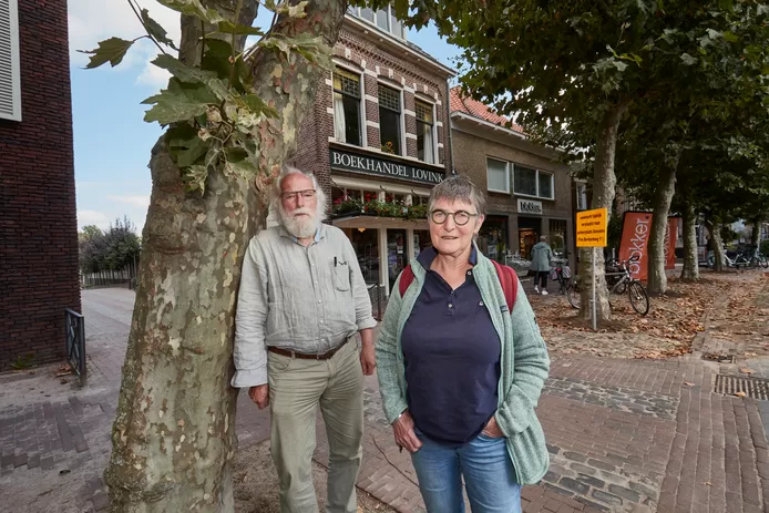 BomenAchterhoek's tweet photo. Flauwe kul argument voor kap: "publiek zou door deze platanen de Walderstraat en de Poststeeg niet goed kunnen vinden".. 
"Ultieme poging om kap van gezonde platanen op Markt in Lochem tegen te houden: ‘Geen grond voor kap’" 
@LochemGroen strijdt ook mee.
https://t.co/d94oTErgFt https://t.co/rxIlwnQfhu