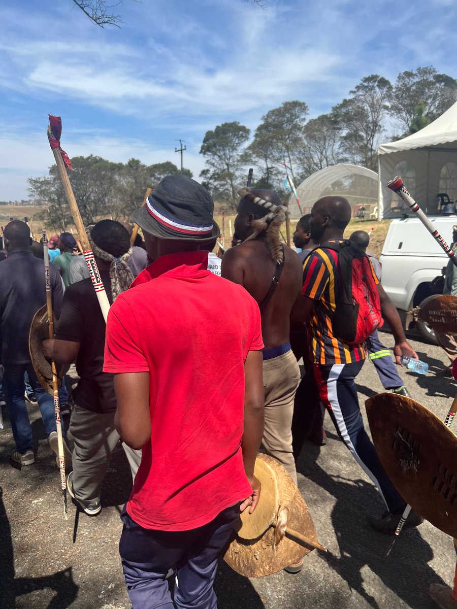 Amabutho or Zulu regiments arrive at the home of #PrinceMangosuthuButhelezi they are among several similar groups expected to accompany his body home today #sabcnews