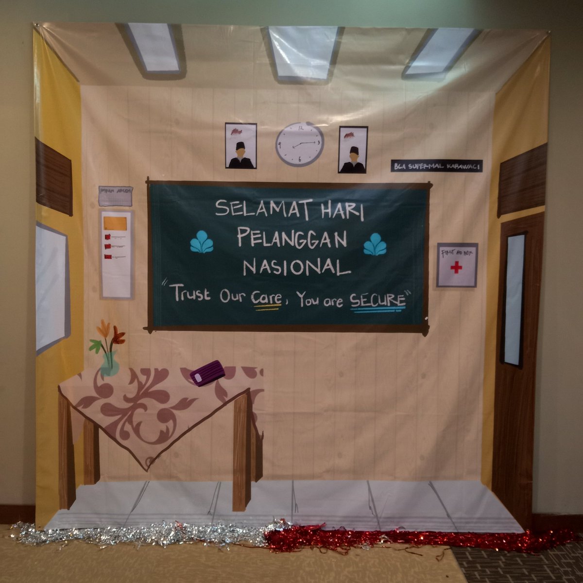 fikaaale's tweet image. backdrop waktu untuk perayaan Hari Pelanggan Nasional BCA Supermal Karawaci kemarin (4 Sept), ukuran 2,5m x 2,5m. Warnanya beda karena lupa setting dong