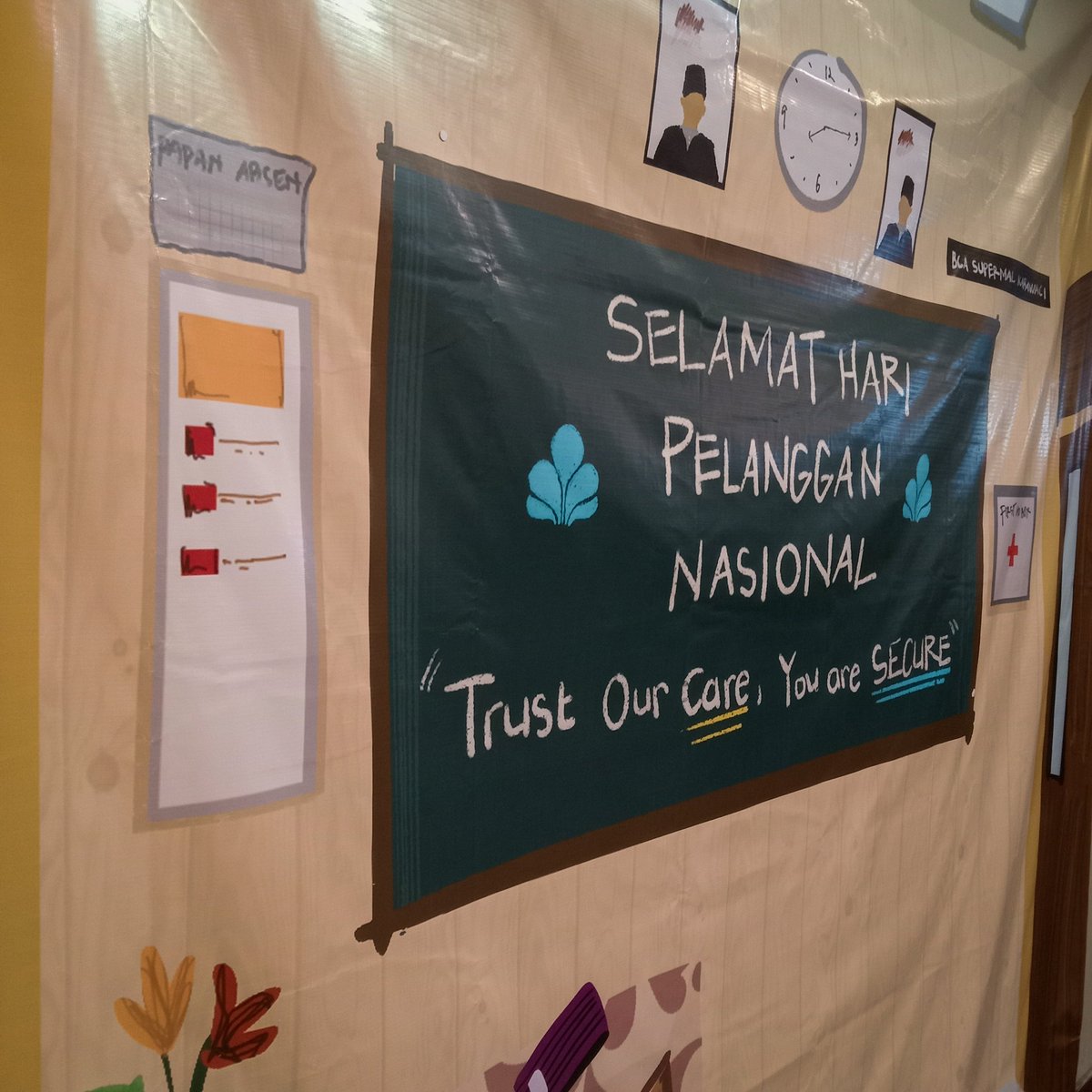 fikaaale's tweet image. backdrop waktu untuk perayaan Hari Pelanggan Nasional BCA Supermal Karawaci kemarin (4 Sept), ukuran 2,5m x 2,5m. Warnanya beda karena lupa setting dong