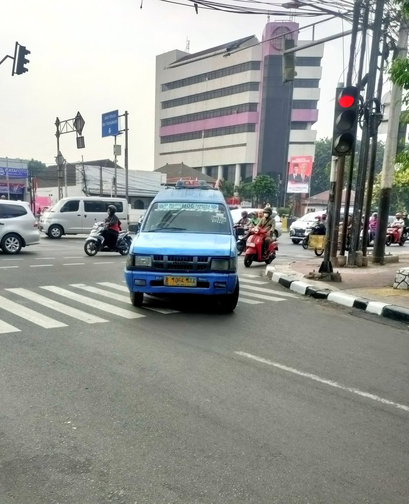 Lenny_diary's tweet photo. From This to This

Salah satu underated revolusi transportasi umum di JKT adalah angkot Jaklingo.

Susah loh mengubah kebiasaan dan premanisme yang uda berakar hingga bisa membuat angkot bersih, supir ga merokok minum &amp; ugal2an. 

Bahkan ad yang pake CCTV &amp; AC!

Above all, FREE! https://t.co/0R4k2jW55N