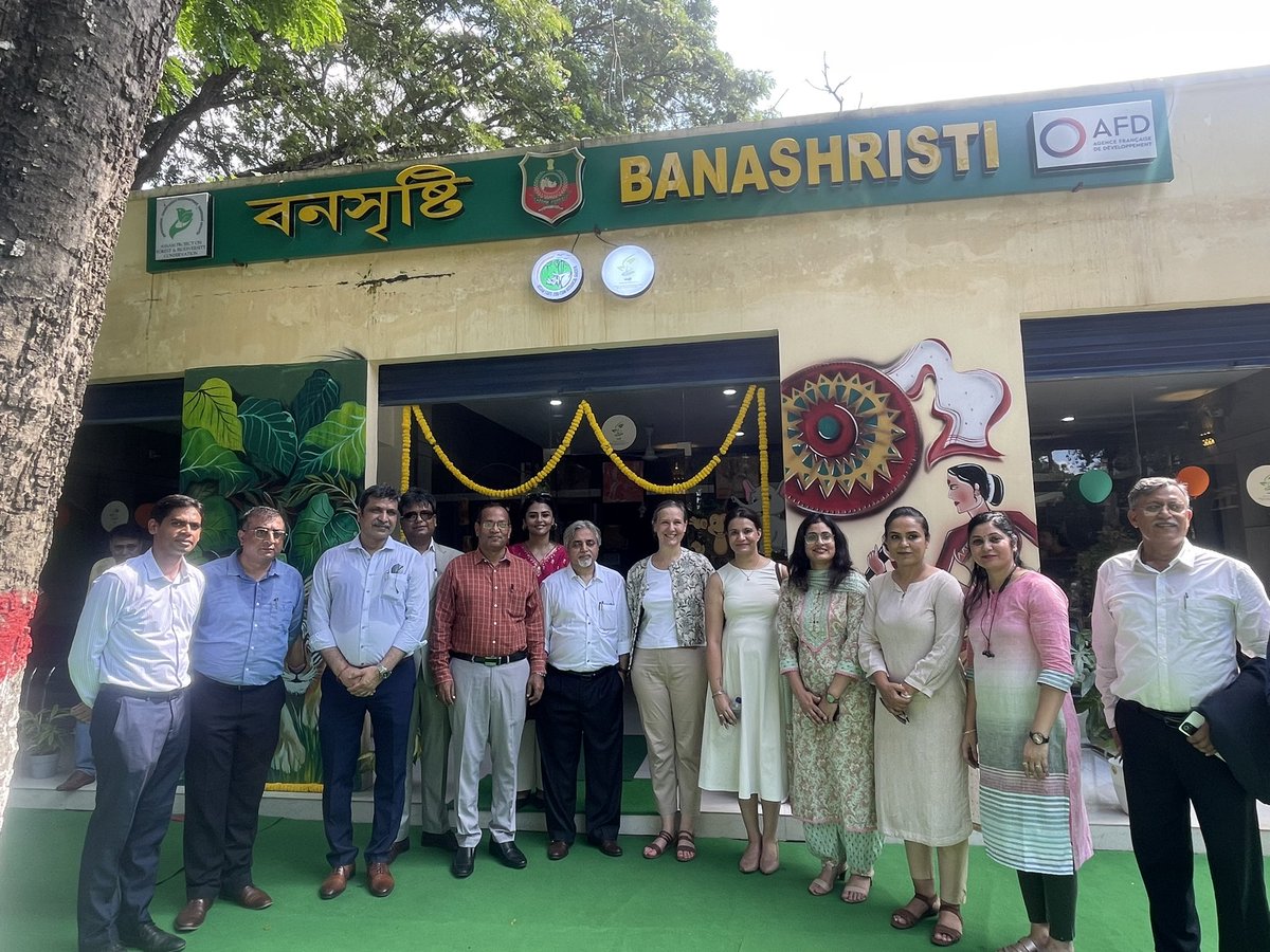 Ms. Lise Breuil, Country Director, @Afd_en inaugurated the Banashristi outlet at the Assam State Zoo. #Banashristi is the brand launched to promote the products developed by the forest-fringe communities for augmenting their income #CommunityFirst #Sustainability