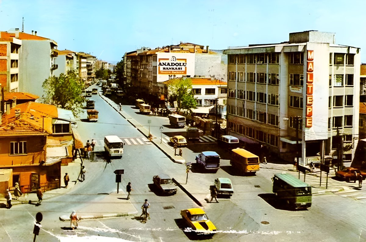 Yıllar yıllar öncesinin Maltepe Meydanı…

İyi pazarlar 🌺

📷 Aykut Ünker'in arşivinden.