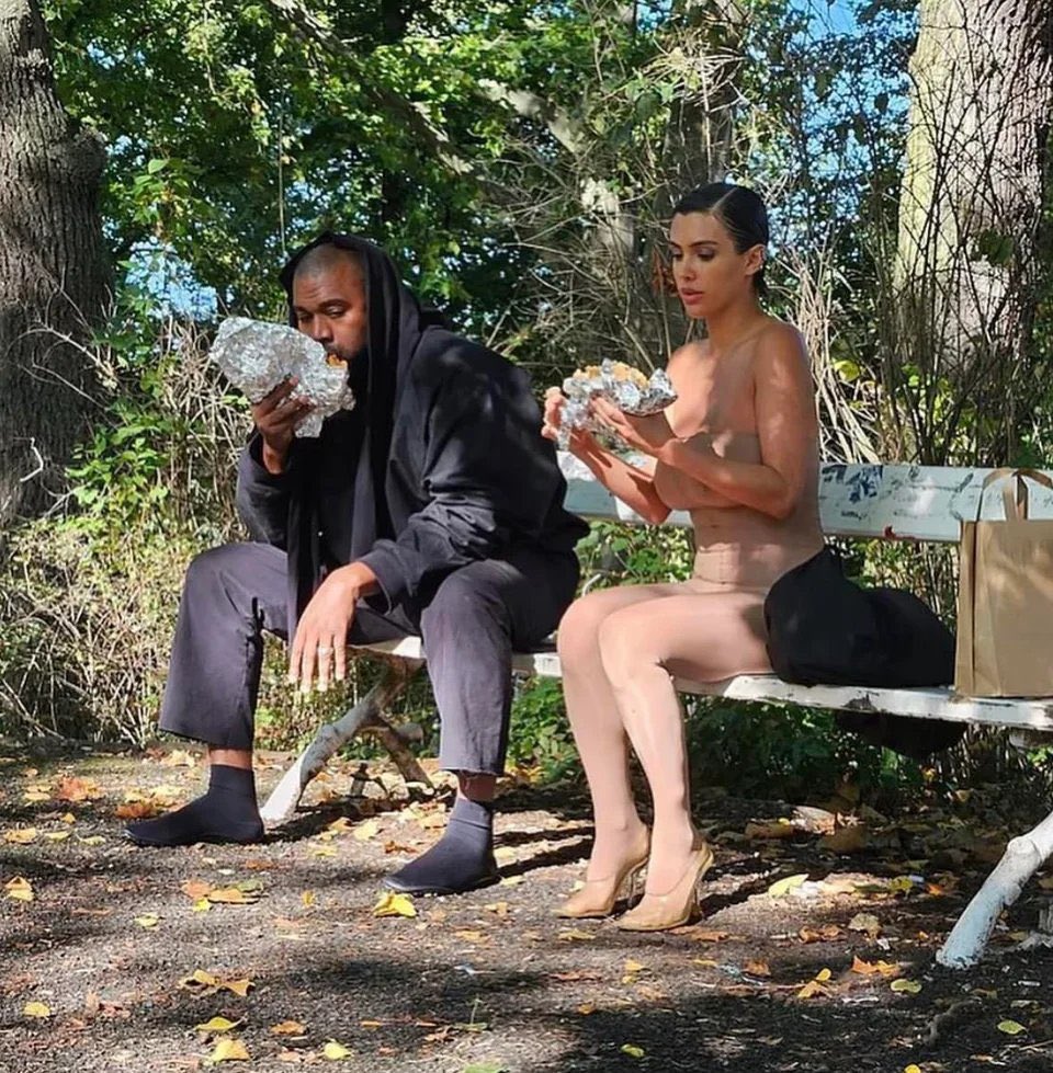 Kanye Wests Frau gibt sich mit einem Dönerdate auf ner verranzten Parkbank zufrieden aber unsere Frauen erwarten ein Date mit private Abholservice mit Heißluftballon und Abendessen auf Spitze von Eiffelturm