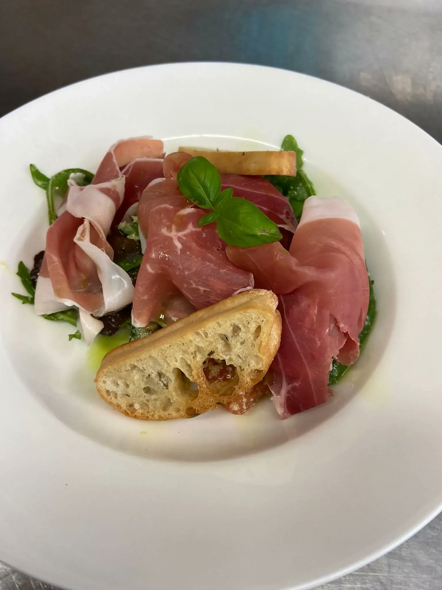 HeathCourtHotel's tweet image. Nothing beats a Parma Ham Salad when lunching on a Friday 😀 We're serving between 12noon - 2pm today, so pop in and order yours. 

#Lunch #NewMenu #ParmaHam #Delicious #FridayLunches #LunchesOut #HeathCourtHotel #BertiesRestaurant #Newmarket #NewmarketSuffolk