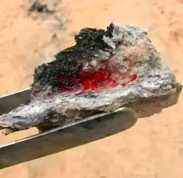 नयी नस्ल शायद यकीन ना करें, मगर वो दिन भी थे,

ज़ब आग भी एक दूसरे के घर से माँगी जाती थी..!