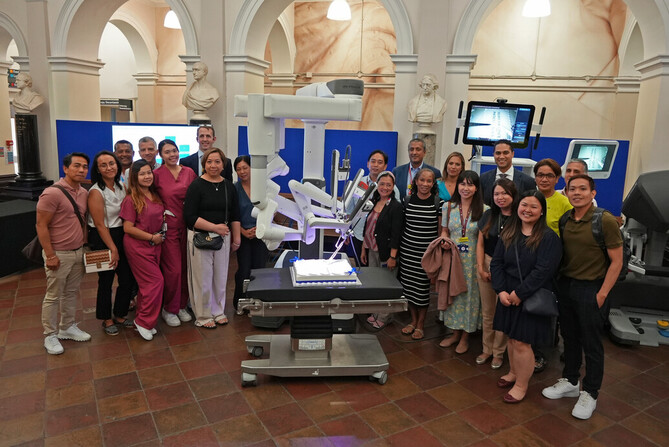 GSTTnhs's tweet photo. Guy's and St Thomas' has celebrated completing 1⃣0⃣,0⃣0⃣0⃣operations with the @IntuitiveSurg da Vinci robot.

We installed our first da Vinci system in 2004 and now have the largest robotic surgery programme in the UK, saving thousands of lives.

https://t.co/1hM9Yt0sXV https://t.co/pxyo6dF8XI