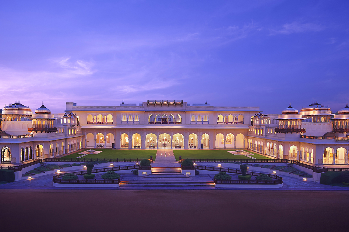 USAS_WW1's tweet photo. #luxury #travel #hotels #BB25 - Udaipur's famed Lake Palace Hotel named Asia's best hotel, per https://t.co/GTJGwW5PHd. Maharana Jagat Singh II had it built in 1743 -1746 in Lake Pichola as a summer palace. Trivia: Which James Bond was filmed here? https://t.co/MbtPjUIbtO