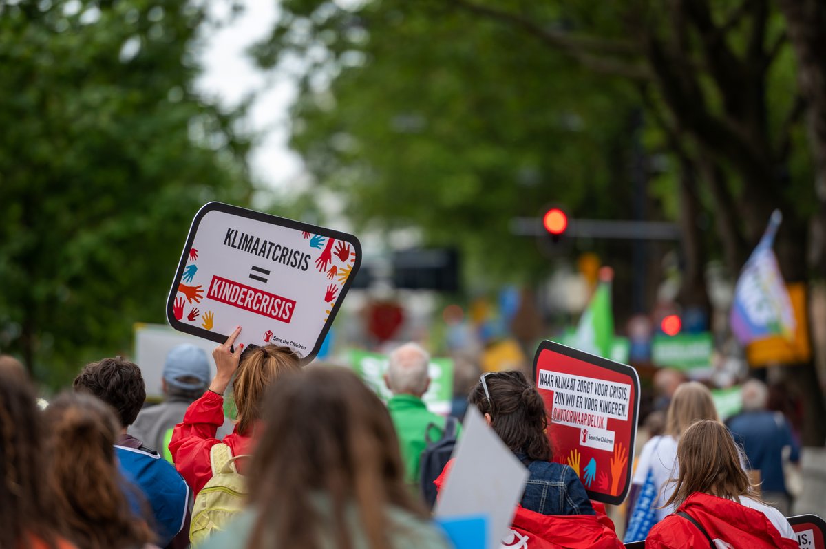 SaveChildrenNL's tweet photo. Vandaag komen leerlingen, studenten, leraren &amp; docenten massaal naar Den Haag om te staken voor het klimaat.

Ze eisen een einde aan de fossiele subsidies, want ze hebben recht op een leefbare toekomst. #Schoolstaking

Wij zijn erbij want de #klimaatcrisis is een kindercrisis. https://t.co/CZaiFgitYg