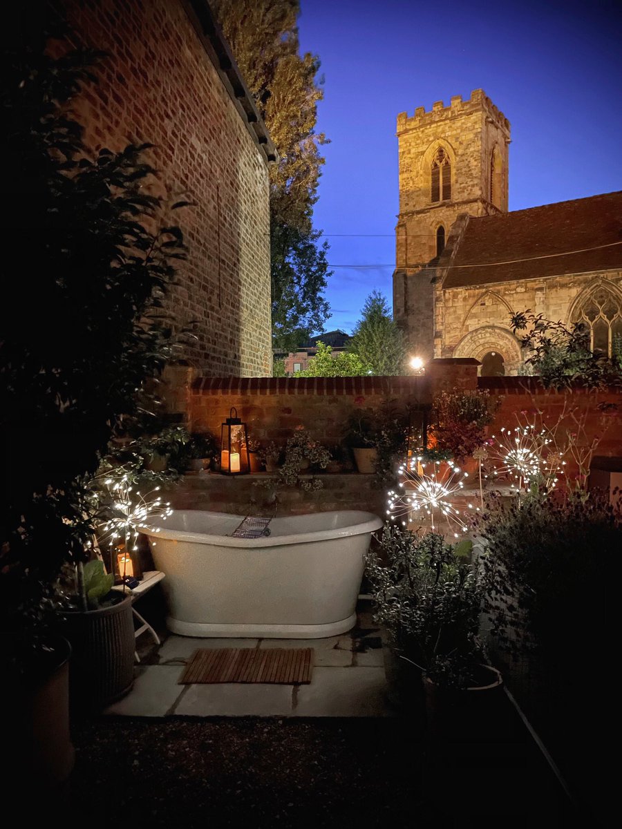 As the nights draw in, there’s nothing like a dip in the Parisi’s outdoor bath at dusk #nocturne #outdoorbath #bathwithaview #holidaylet #york #uk #holidayuk #visityork #selfcateringaccommodation #selfcateringholidays #wheretostay #citybreak #citybreakuk #vacationrentaluk