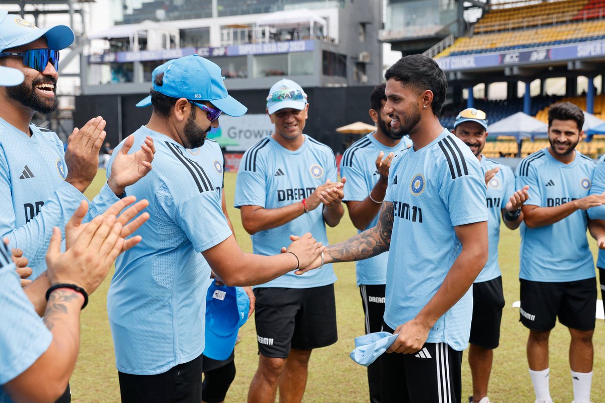 FilmyGupshups's tweet photo. Captain Rohit Sharma hands the maiden ODI cap to Tilak Varma. 🧢🇮🇳

#TilakVarma #RohitSharma #AsiaCup2023 #INDvBAN #BHAvsBAN #INDvsBAN https://t.co/X5i6KQy6Py