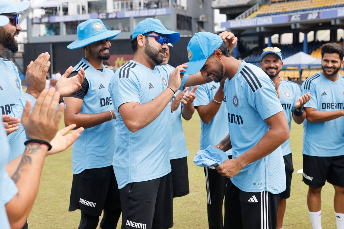 FilmyGupshups's tweet photo. Captain Rohit Sharma hands the maiden ODI cap to Tilak Varma. 🧢🇮🇳

#TilakVarma #RohitSharma #AsiaCup2023 #INDvBAN #BHAvsBAN #INDvsBAN https://t.co/X5i6KQy6Py