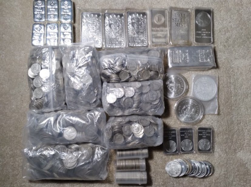 Stack Of The Day !!   Happy Stacking Friday people… Enjoy Your Weekend. 🫵🏻. Keep the community posts coming in guys we love it 🙌💰. #silver #gold #silverPrice #silverbacks #silversqueeze #silverRaid #apes #EndTheFed #follow #investing #stacking #coins #oldcoins #SilverAlert👇🏻👇🏻