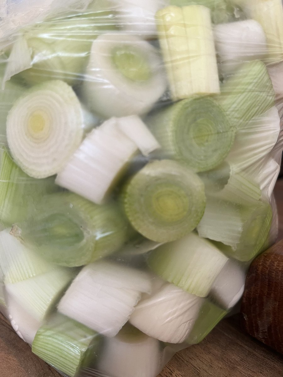 allotmentonline's tweet photo. Leeks prepped for the freezer!
We started getting leaf rust so we had to pull them up to save themβ¦Anyone else?
https://t.co/ag8M9K6xbC
#gyo #leeks #allotmentuk #leafrust https://t.co/kzIZvjemnH