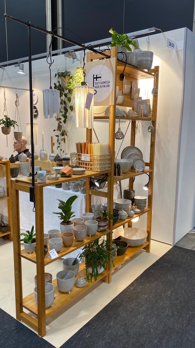 RileNo1's tweet photo. Kollegalle kävi huonosti. Ikean tuoli hajosi alta istuessa, kaatoi hyllyn ja kaikki satojen tuntien työ sirpaleina. Sydän särkyi. Soitin Ikeaan ja kysyin heiltä pientä sympatian osoitusta: ei, meillä on vakituiset kohteet joita vain avustamme. @IKEASuomi @IKEA https://t.co/IpgAvqhQI4