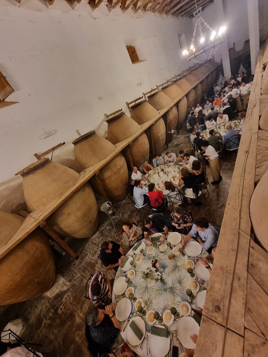 JornadaSistedes's tweet image. La Cena de Gala de #SISTEDES2023 ¡Un evento social, una actividad de cierre y un momento para compartir con la comunidad de Ingeniería de Software de 🇪🇸 más allá de las ponencias de gran nivel que hubieron! Esperamos que lo hayan disfrutado 🎉