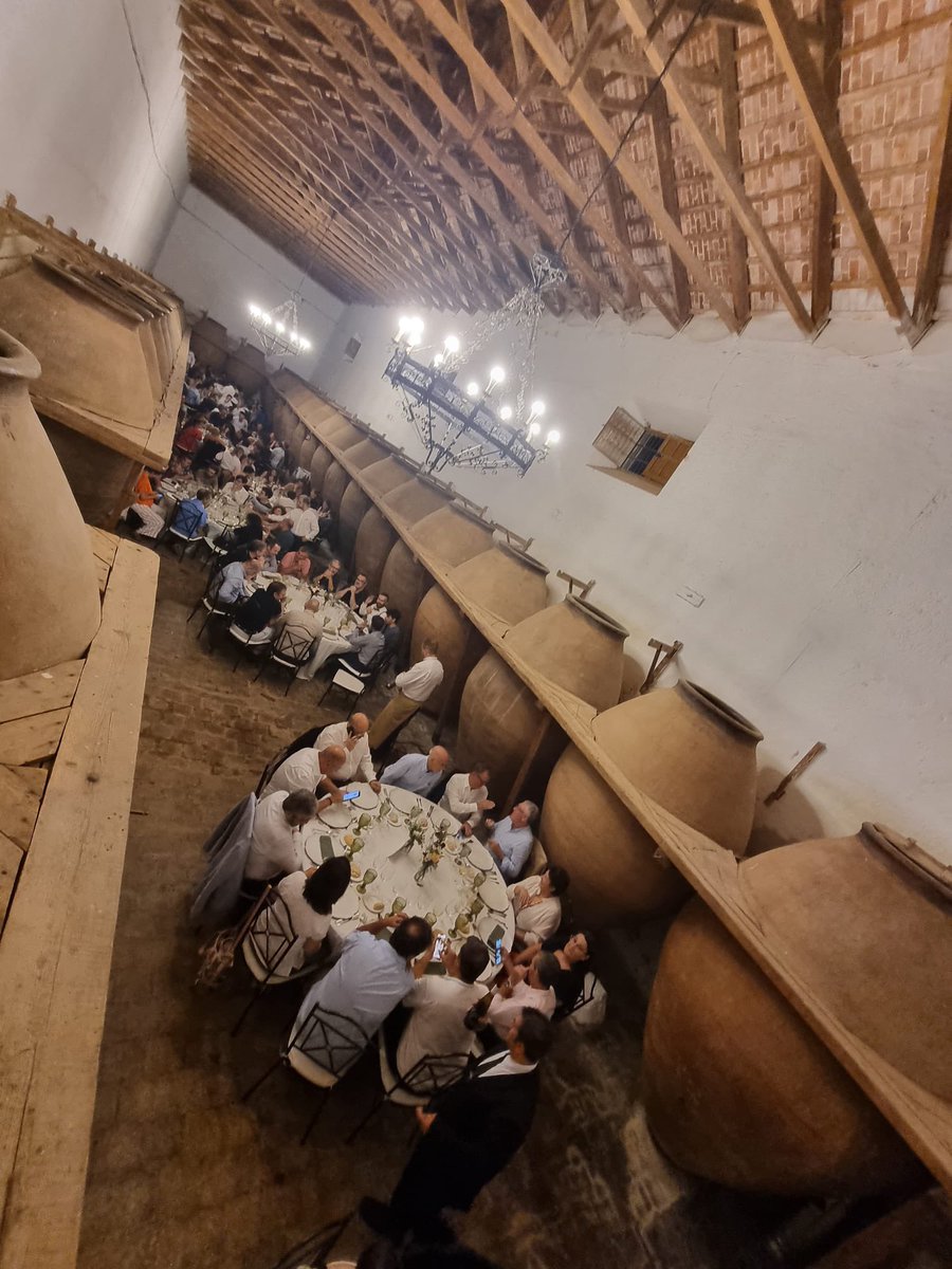 JornadaSistedes's tweet image. La Cena de Gala de #SISTEDES2023 ¡Un evento social, una actividad de cierre y un momento para compartir con la comunidad de Ingeniería de Software de 🇪🇸 más allá de las ponencias de gran nivel que hubieron! Esperamos que lo hayan disfrutado 🎉