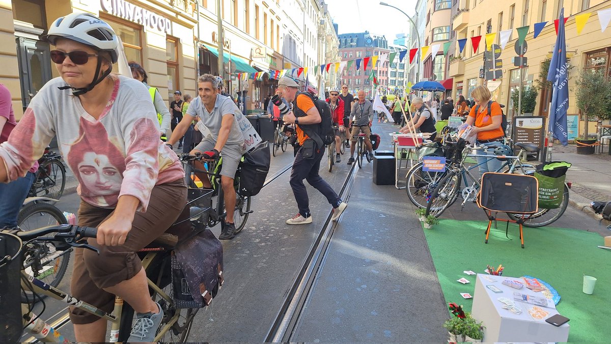 Park(ing) Day am Hackeschen Markt meets Fahrradzubringer zum großen Klimastreik. Heute stehen alle Zeichen fürs Klima, für die Verkehrswende und lebenswerte Städte.