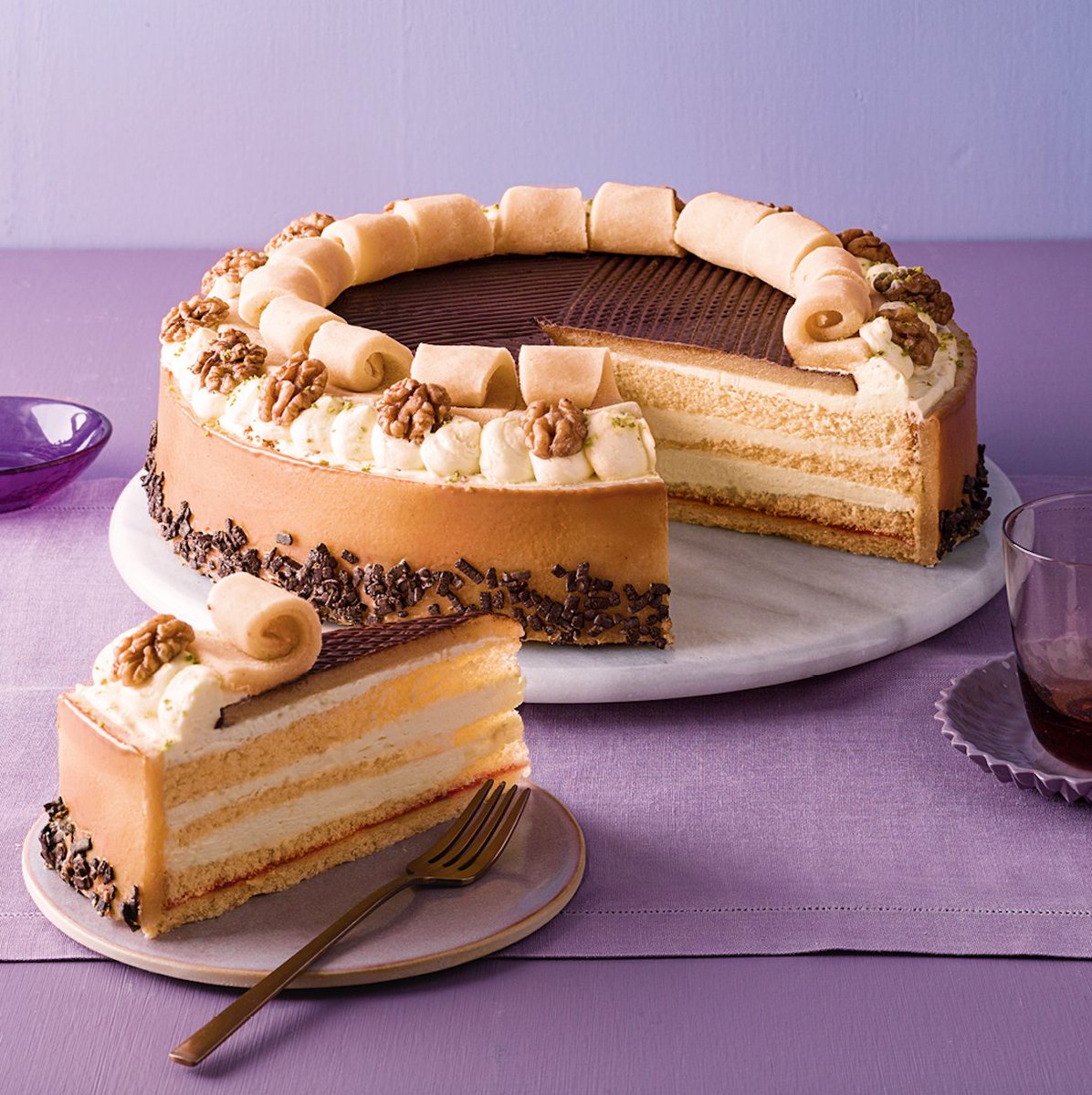 Now this is what you call marzipan gateau! Slices of bouncy vanilla sponge with a layer of our finest marzipan and cream.

If we were judges, we would give this 10/10 for taste and design 🏆

Available in our cafe in #Lubeck