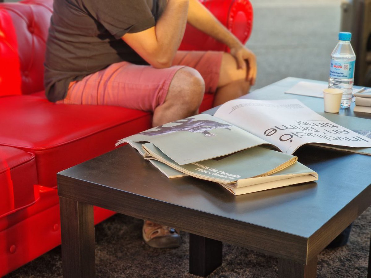 La_Directa's tweet photo. Ahir vam presentar el Sota Focus de la #Directa569: 'Altaveus de l'onada reaccionària' i vam parlar d'extrema dreta i mitjans de comunicació a la carpa de  @revistesAPPEC a @LaSetmana 📚

Recupereu el número aquí: https://t.co/dJlEr1gApD https://t.co/5KQrvwmCx2