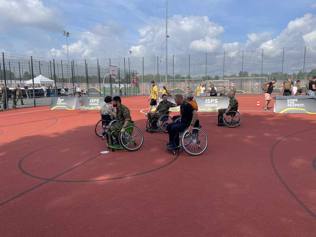 EdLaagland's tweet photo. @InvictusGamesDE een dag met tafeltennis en zitvolleybal. Heb zelf een ervaring op mogen doen met rolstoelrugby. 
Prachtig evenement met de terechte aandacht aan onze militairen #respect https://t.co/oJpUyuNx9I