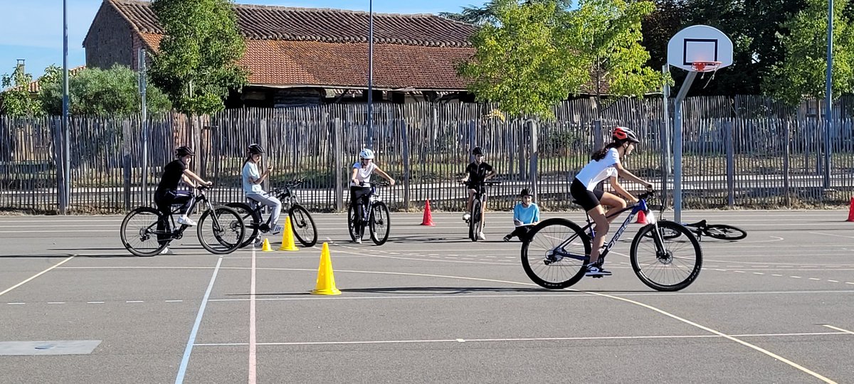 actoulouse's tweet photo. Tous à vélo au @CollegeHeritier à Lisle-Jourdain !
Un beau projet pédagogique financé par #CNR et qui s’inscrit dans le programme «Savoir rouler». #SécuritéRoutière
Aux côtés @Prefet32
@MostafaFourar remercie l'entreprise #Cyclelab qui accueille dans ses ateliers des 3° Segpa. https://t.co/ykxmy2zIFp