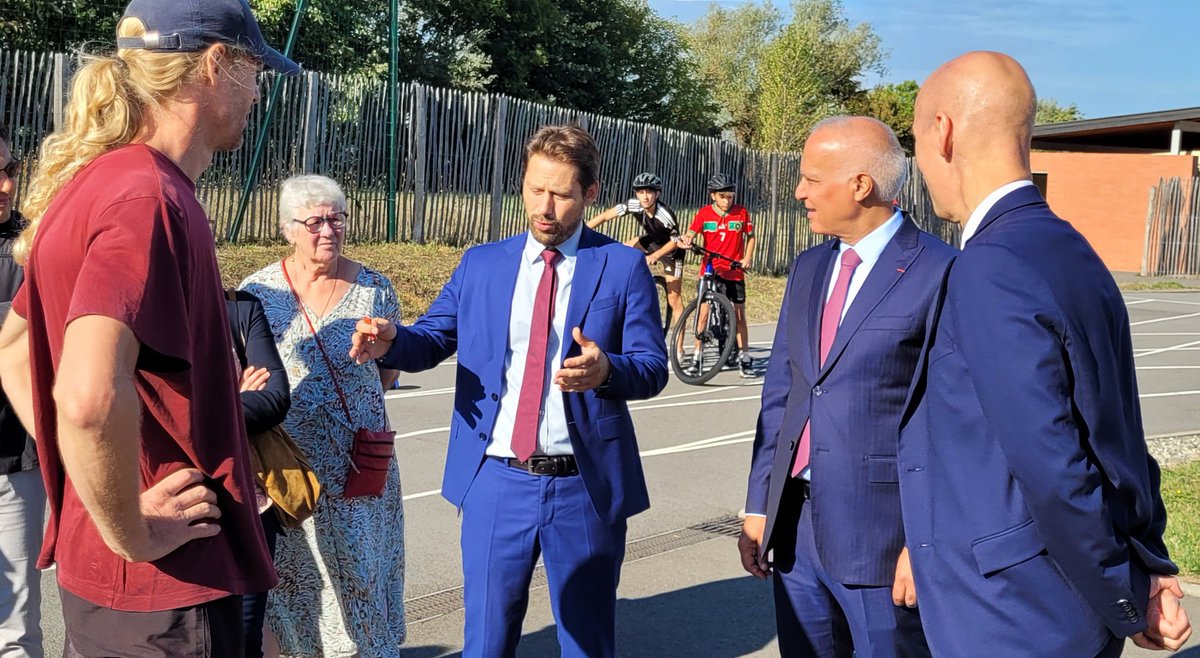 Tous à vélo au <a href="/CollegeHeritier/">College Françoise Héritier, L'Isle-Jourdain (32)</a> à Lisle-Jourdain !
Un beau projet pédagogique financé par #CNR et qui s’inscrit dans le programme «Savoir rouler». #SécuritéRoutière
Aux côtés <a href="/Prefet32/">Préfet du Gers</a>
<a href="/MostafaFourar/">Mostafa Fourar</a> remercie l'entreprise #Cyclelab qui accueille dans ses ateliers des 3° Segpa.