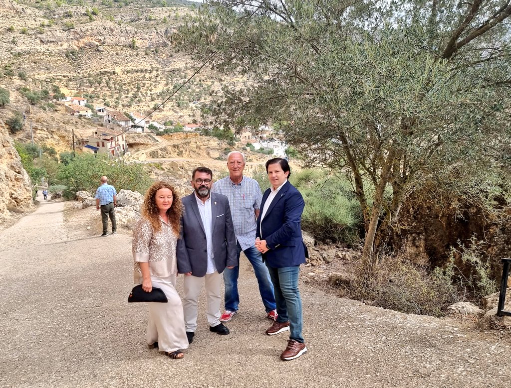 PsoeVilladeVes's tweet photo. María Llanos Sánchez Collado, de @dipualba y alcaldesa de #Villatoya junto con Ángel Pérez Boluda teniente de alcalde de #Zarra y 
Fidel Aldudo sanz concejal de nuestro pueblo hermano #BalsaDeVes acompañado al concejal #Socialista de #VilladeVes @acitores2 
#FiestasLocales2023 https://t.co/ssVih1YaxC