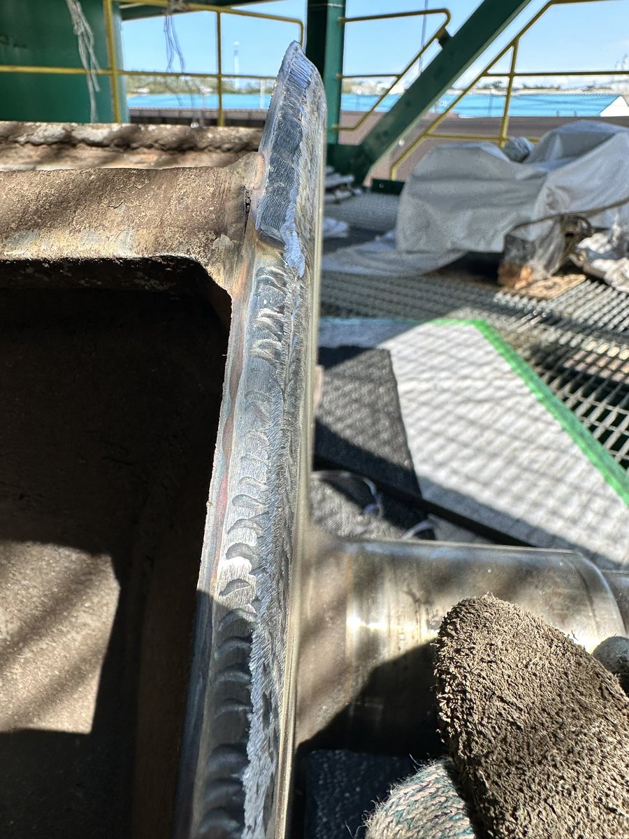 ペラッペラの材料混ぜる回転機器
材質がメーカーに問い合わせても繋がらないとのことで
アークの肉盛り棒を被覆はいでティグで使用
棒径4ミリで
電流1層目2層目170
3層目以降は130
ちなみに溶接してる感じはサス系
磁石も付かんかった
破いたらダメらしいしRTとかよりよっぽど気を使った溶接でした😭